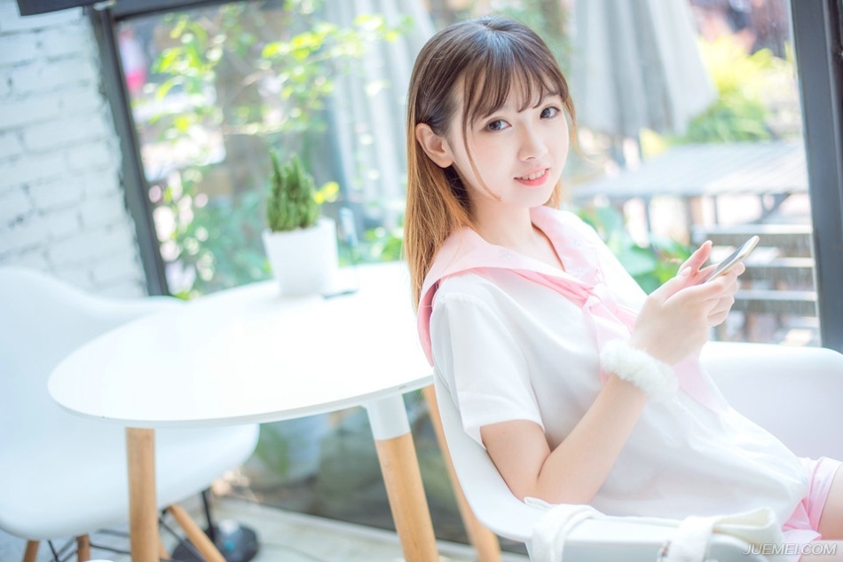 “夫人，有事？”刘璝回头，看着这个曾经名满蜀中的美人，如今却已经成了自己的妻子，成了自己孩子的娘亲，当初不知道羡煞多少蜀中俊杰，每每想到这里，刘璝就一阵自豪。